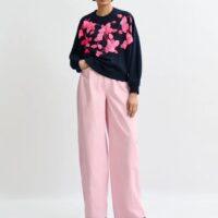 ESSENTIEL ANTWERPS weatshirt en coton bleu marine à broderie rose