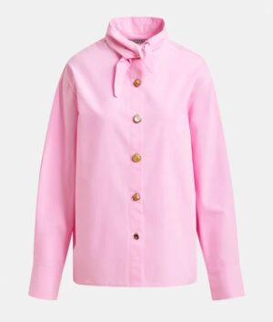 Chemise rose clair à pointes de col allongées et boutons dépareillés