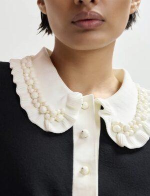 ESSENTIEL ANTWERP Polo en maille fine noir et blanc cassé à volants et perles