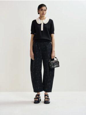 ESSENTIEL ANTWERP Polo en maille fine noir et blanc cassé à volants et perles Boutique rive gauche Belfort