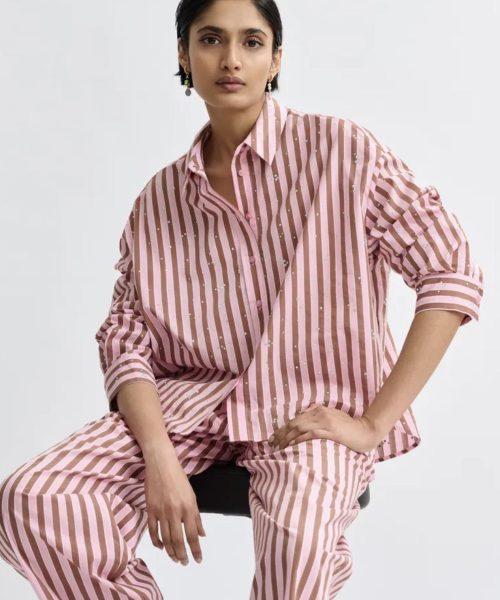 Chemise en coton mélangé à rayures et strass brune et rose
