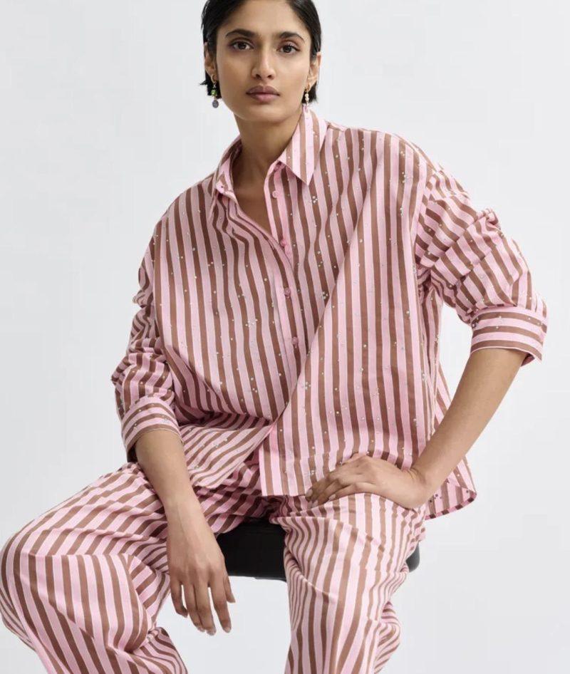 Chemise en coton mélangé à rayures et strass brune et rose