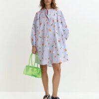 ESSENTIEL ANTWERP robe genou bleu clair à col mandarin et ornements verts et orange
