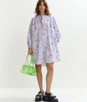 ESSENTIEL ANTWERP robe genou bleu clair à col mandarin et ornements verts et orange