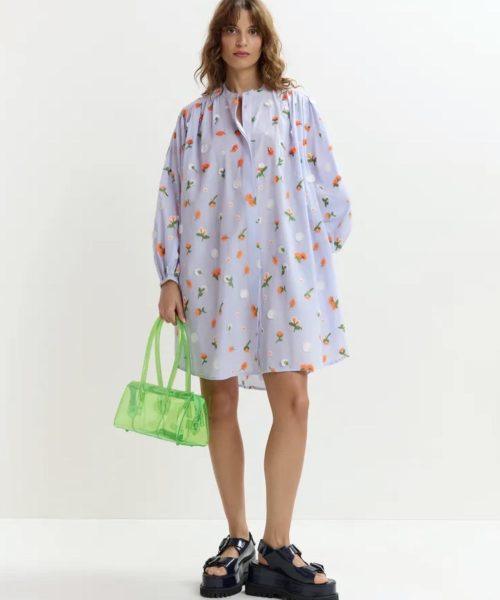 ESSENTIEL ANTWERP robe genou bleu clair à col mandarin et ornements verts et orange