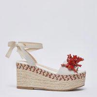 Sandales à semelle compensée avec du corail
