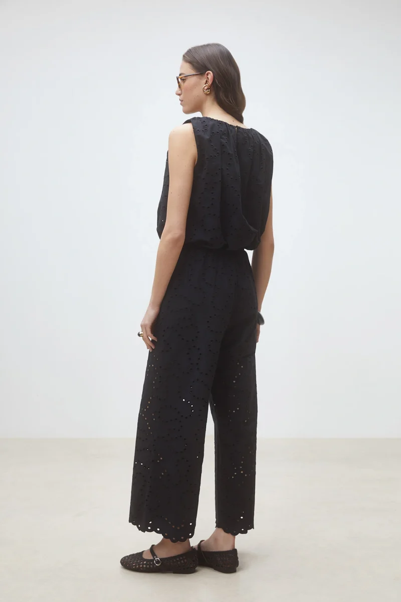 Pantalon à broderies anglaises géométriques