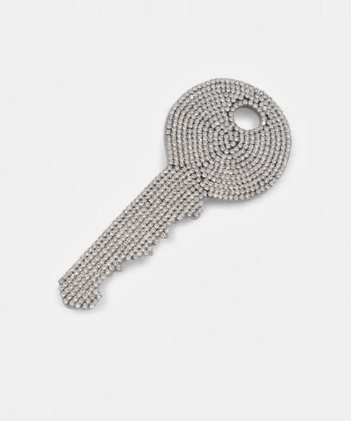 Broche en forme de clé à strass argentée